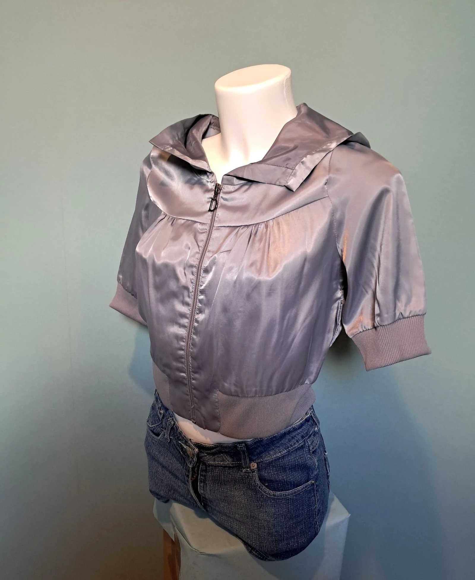 Veste courte légère, effet satiné.  100% fashion. Taille S